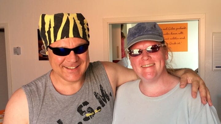 Ein Mann und eine Frau posieren für ein Foto mit Sonnenbrille.