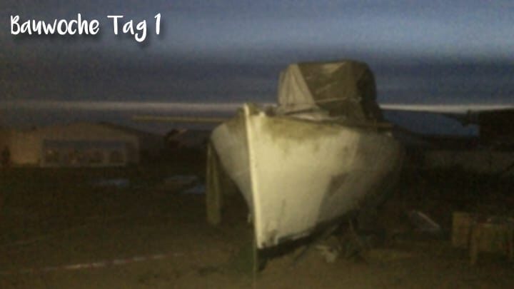 Nachts liegt ein Boot im Dreck.