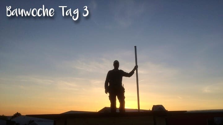 Die Silhouette eines Mannes, der bei Sonnenuntergang auf einer Stange steht.