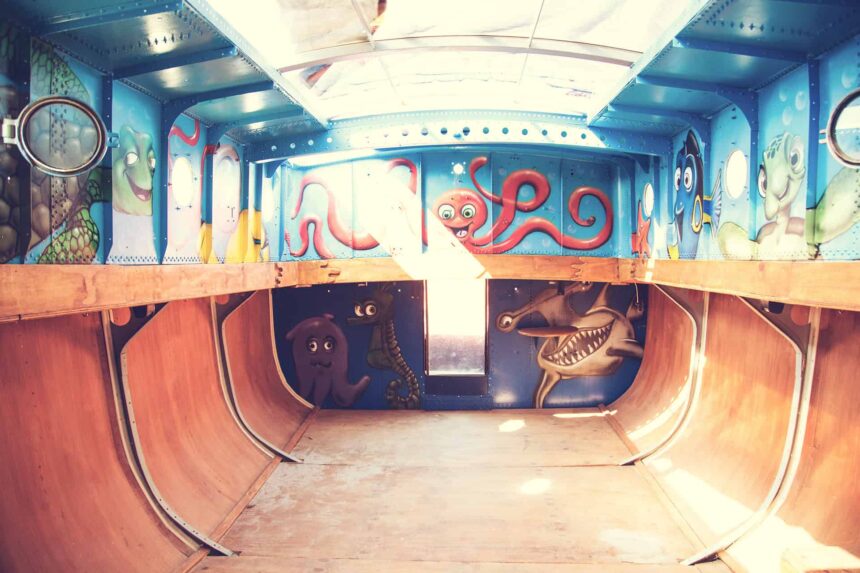 Eine Skateboardrampe in einem Gebäude.