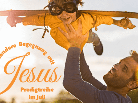 christusgemeinde-ga- Ein Mann hebt ein Kind mit Pappflügeln und Fliegerbrille hoch. Der Text auf Deutsch lautet: 