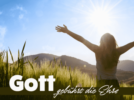 PR-Gott-gebührt-die-Ehre christusgemeinde-ga- Eine Person steht auf einer Wiese und streckt die Arme zur Sonne empor. Der Text lautet: „Gott gebührt die Ehre. Predigtreihe im Oktober.“