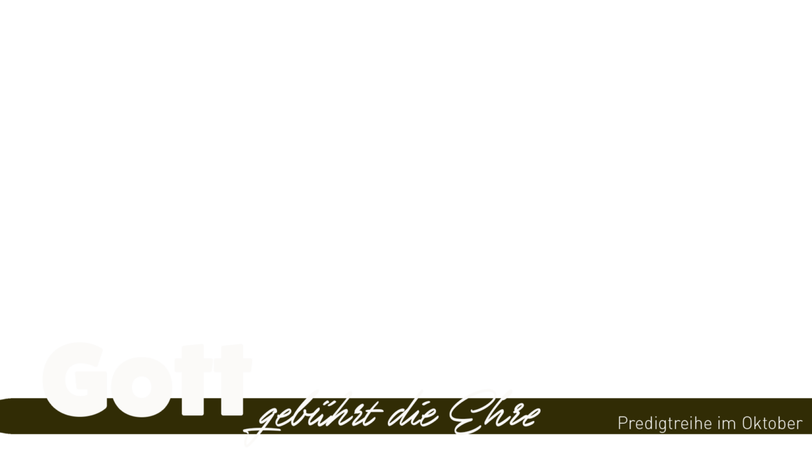 christusgemeinde-ga- Weißer Hintergrund mit der Aufschrift „Gott gebührt die Ehre“ in großer Schrift und fettgedruckt unten links sowie „Predigtreihe im Oktober“ in kleiner Schrift unten rechts auf einem dunklen Streifen.